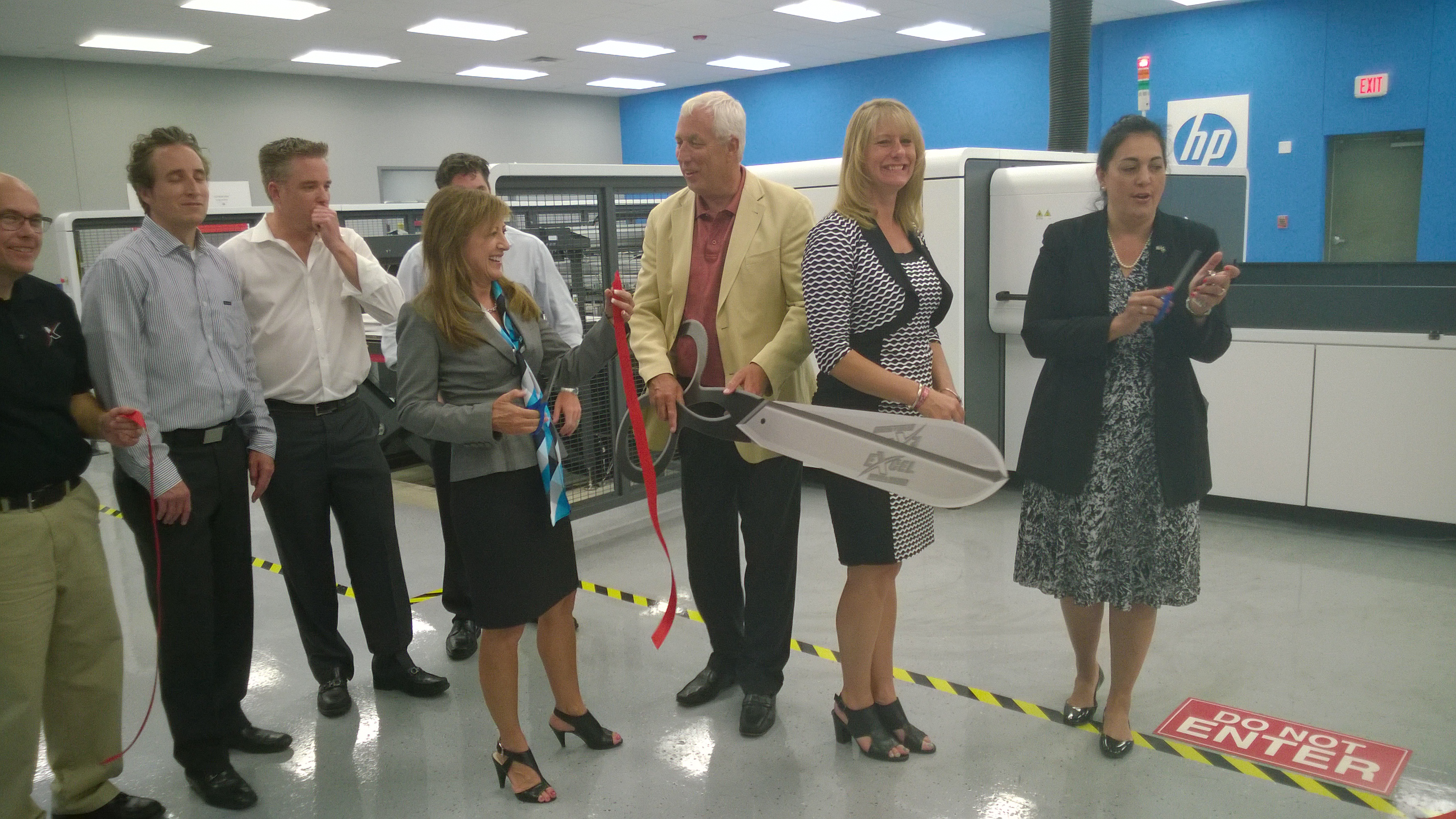 Sen. Holmes joins Excel leaders to unveil their new printing machine